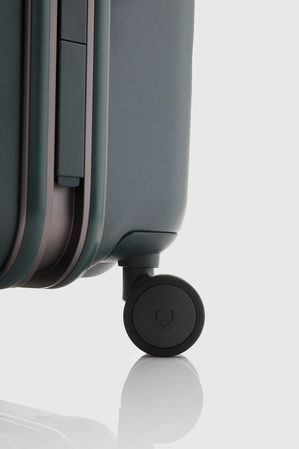 Heritage Stripe 55cm Suitcase - Image 6