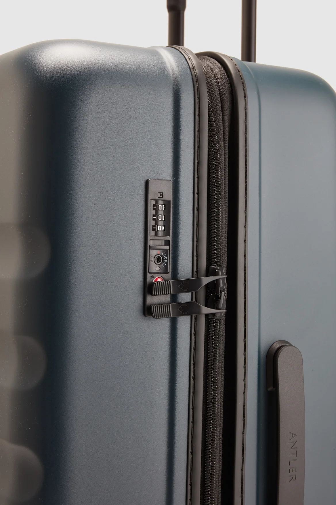 Icon Stripe 66cm Suitcase - Image 7