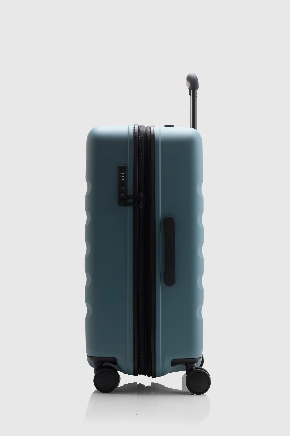 Icon Stripe 66cm Suitcase - Image 2