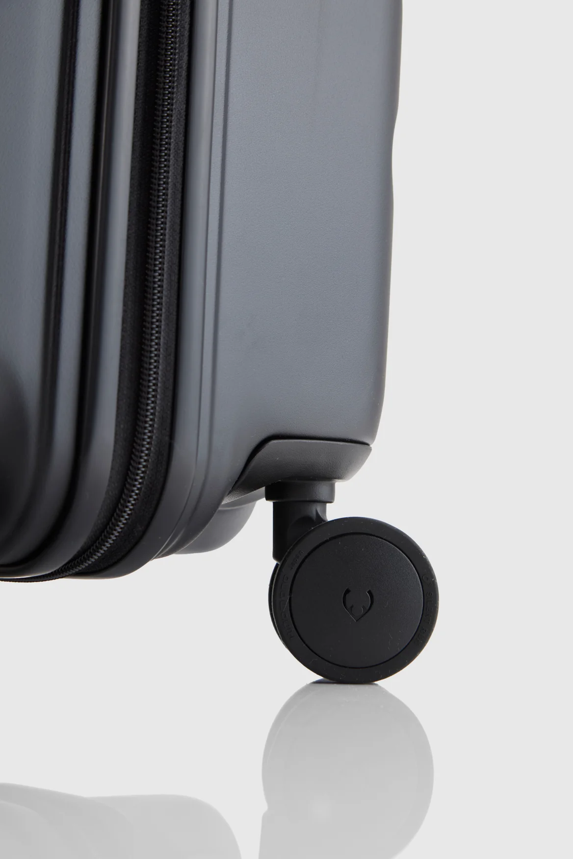 Icon Stripe Dual 66cm Suitcase - Image 7
