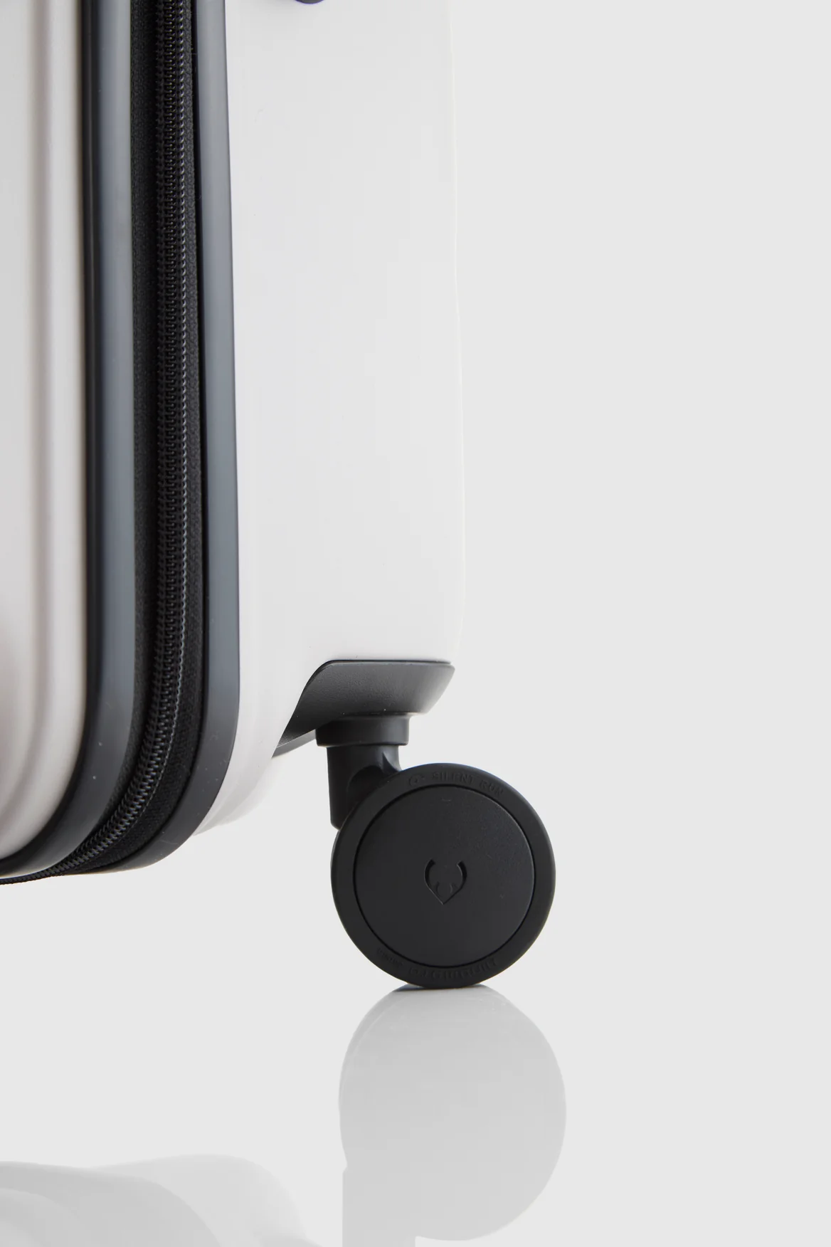 Icon Stripe Dual 66cm Suitcase - Image 7