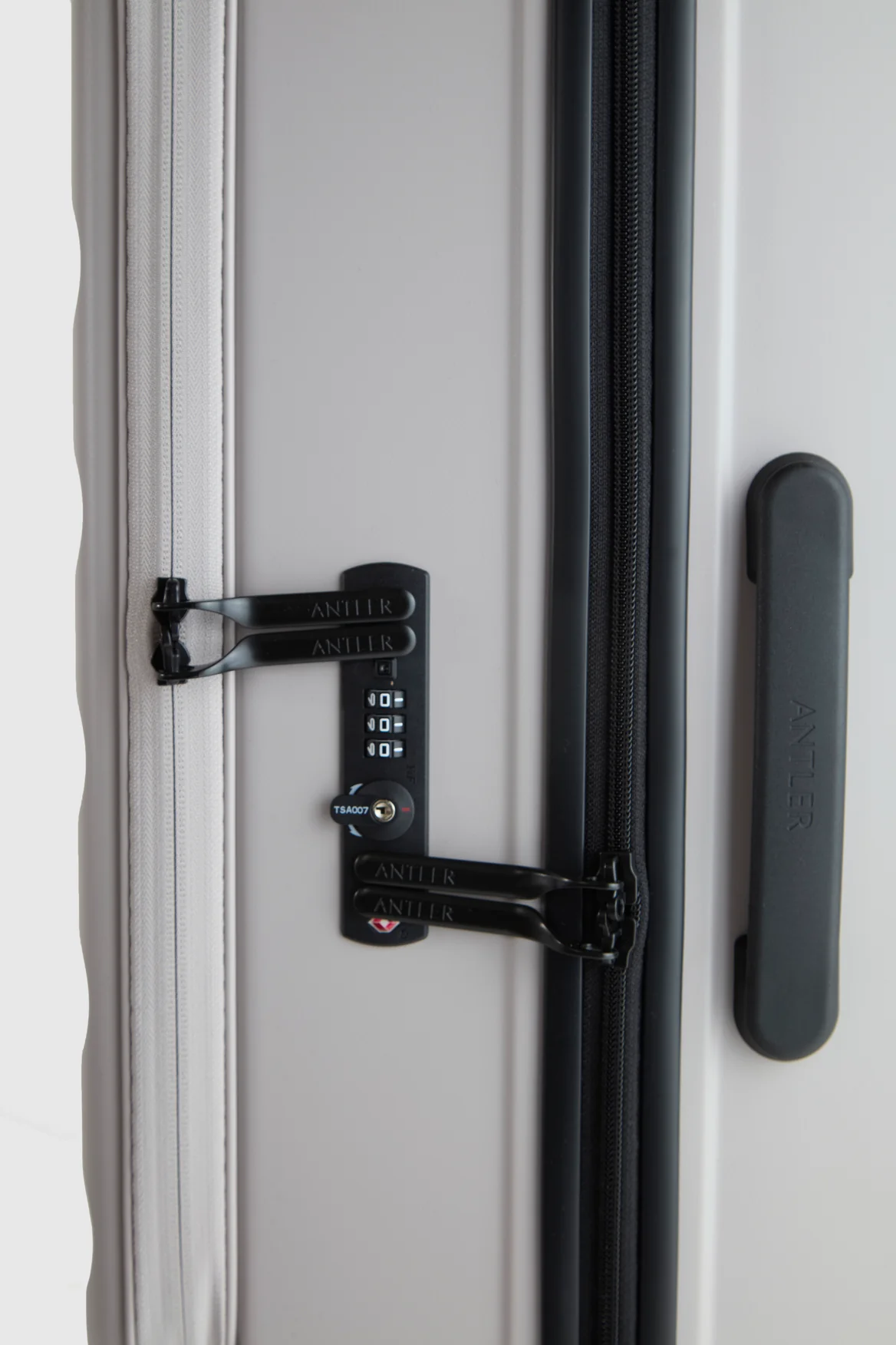 Icon Stripe Dual 66cm Suitcase - Image 8