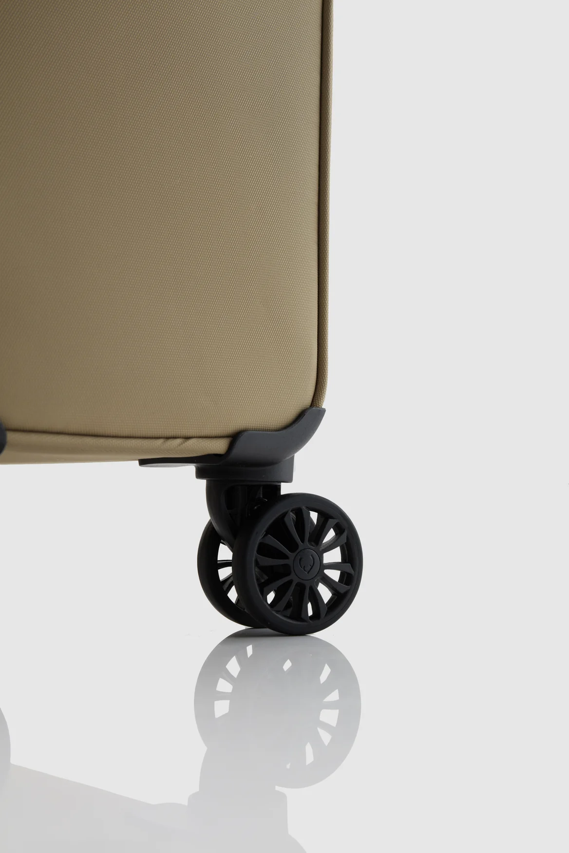Soft Stripe 2.0 69cm Suitcase - Image 6
