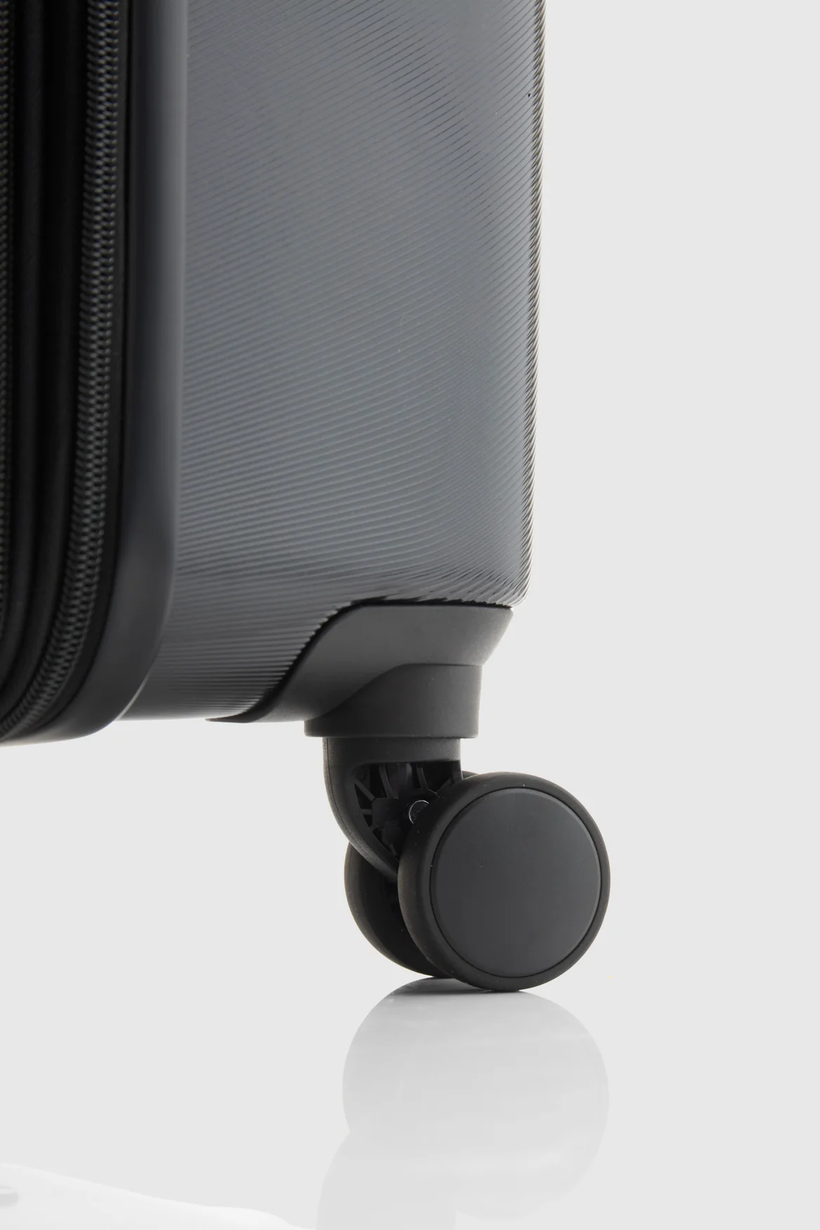 Varsity Prep 68cm Suitcase - Image 6