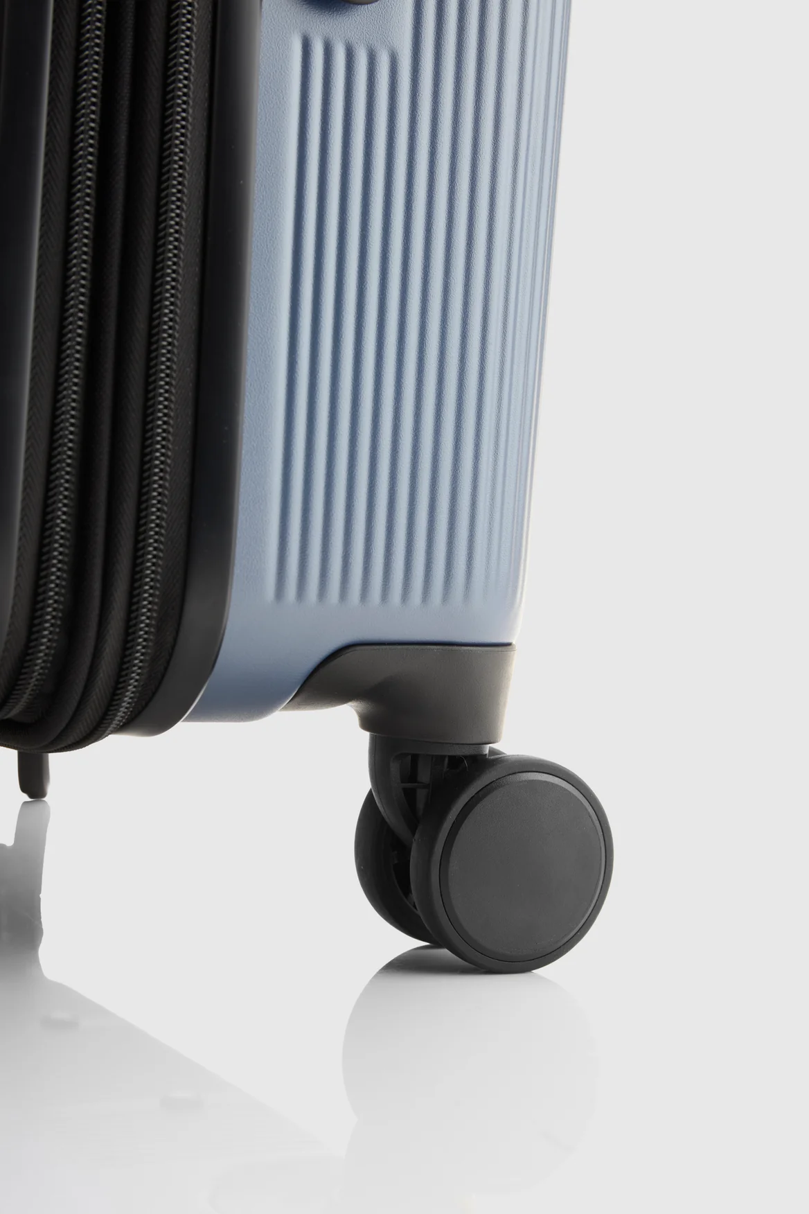 Blackwood Carry-On 55cm Suitcase - Image 6