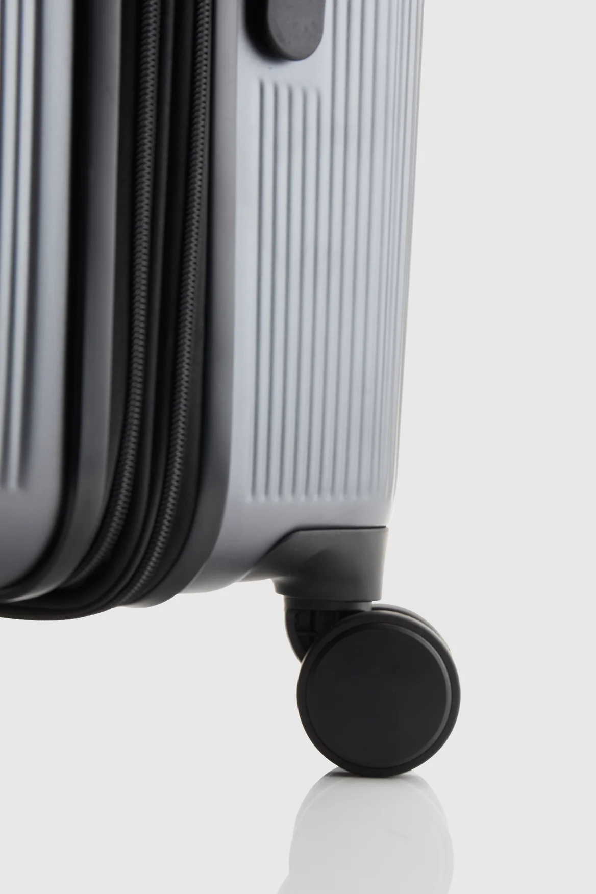 Blackwood Check-In 65cm Suitcase - Image 6