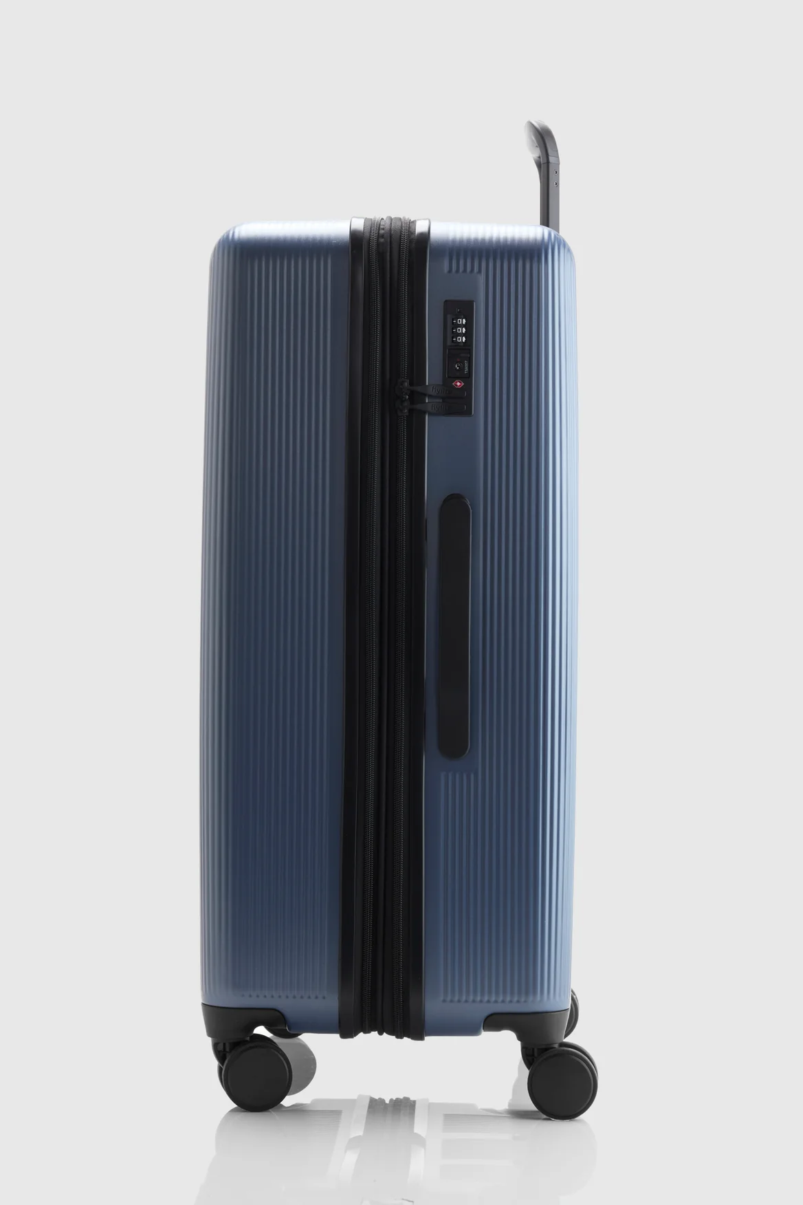 Blackwood Check-In 75cm Suitcase - Image 2